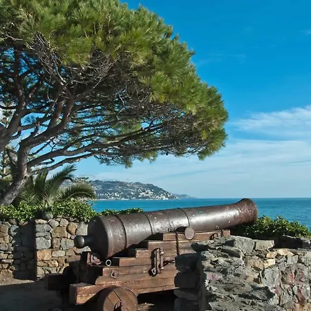 Della Punta Hotel 3*